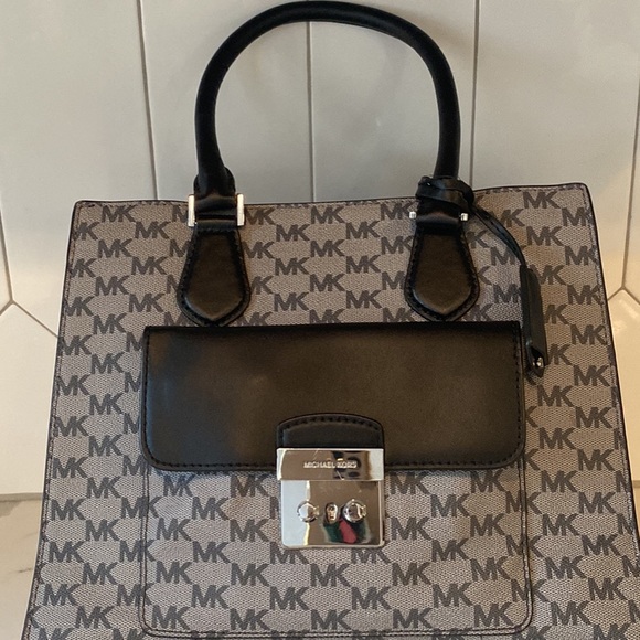 Michael Kors Bridgette black handbag - Picture 3 of 10